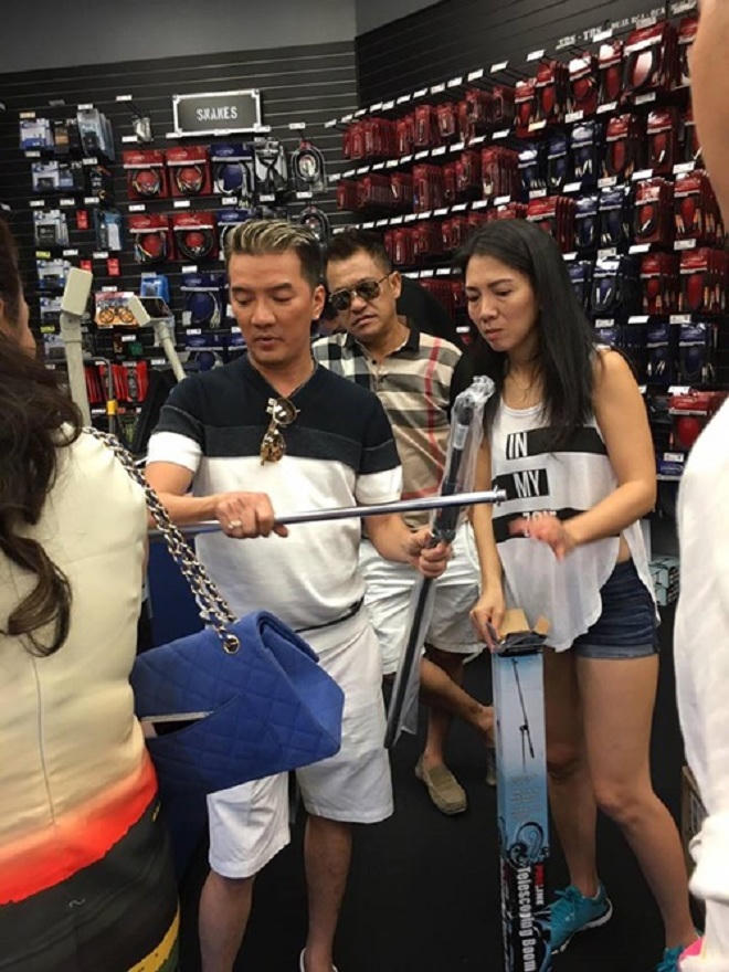 Mr Đàm mê mẩn với cửa hàng nhạc cụ ở Mỹ