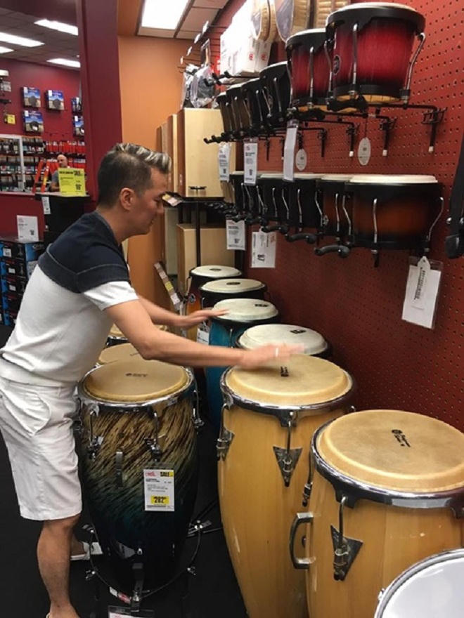 Mr Đàm mê mẩn với cửa hàng nhạc cụ ở Mỹ