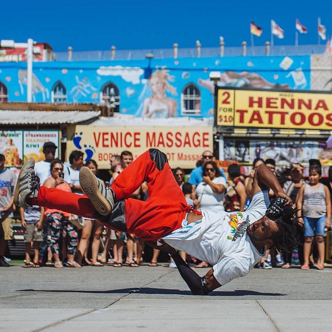 'Nữ hoàng' 75 tuổi khiến khán giả khắp thế giới 'quẩy' ngất ngây