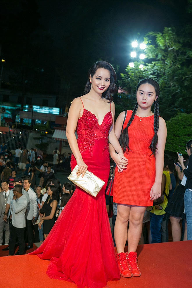 Mai Thu Huyền nổi bật với váy đỏ 