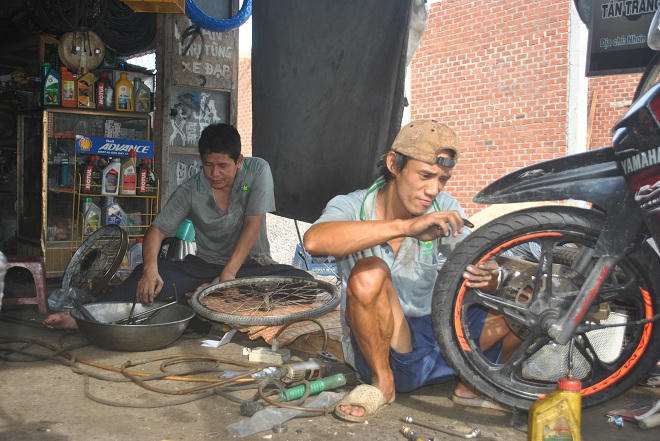 Hạnh phúc như mơ của ông chủ tiệm sửa xe tật nguyền