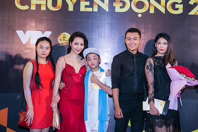 Mai Thu Huyền nổi bật với váy đỏ 