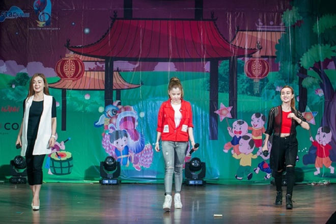 Mai Thu Huyền cùng Mắt Ngọc đội mưa đến đón trung thu cùng các em nhỏ