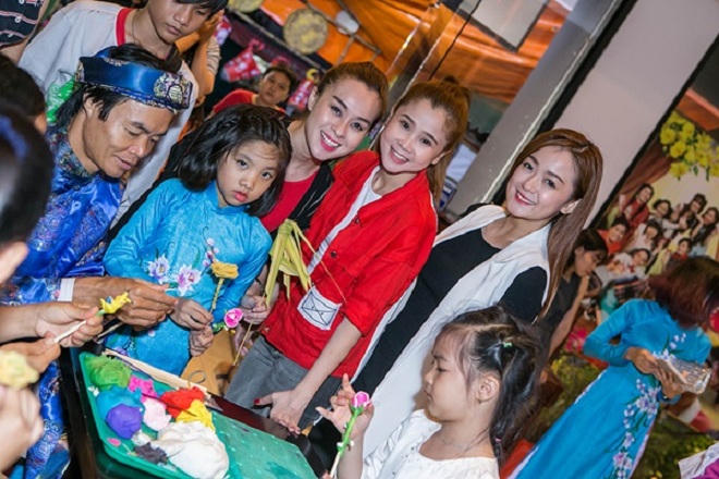 Mai Thu Huyền cùng Mắt Ngọc đội mưa đến đón trung thu cùng các em nhỏ