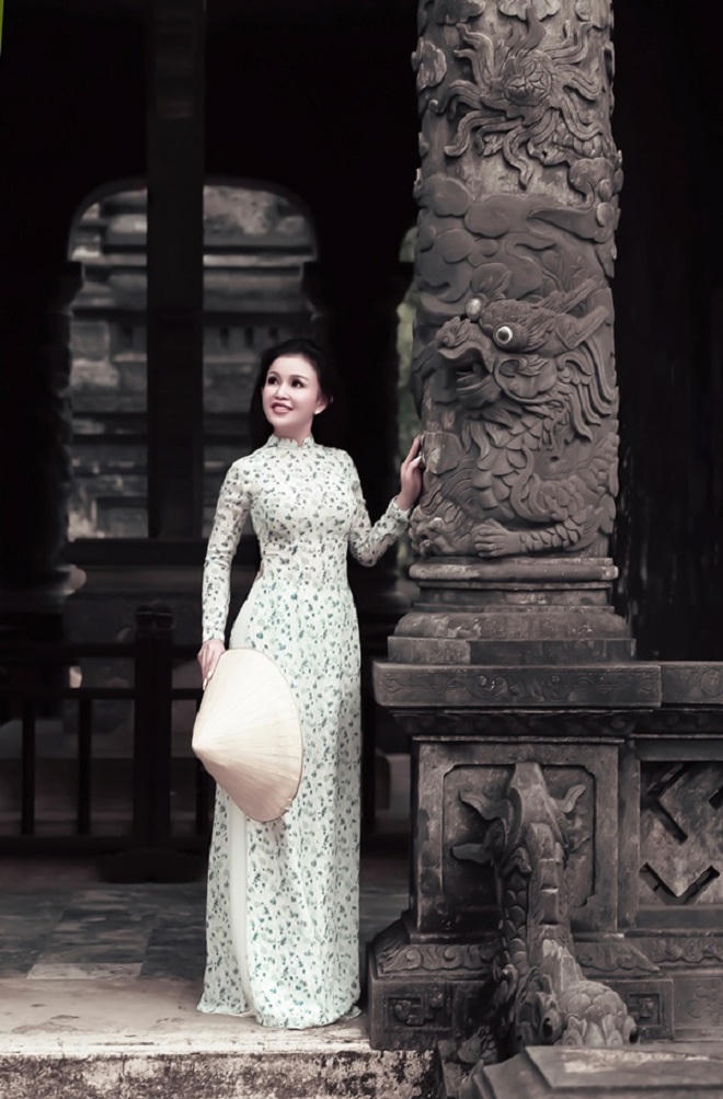 Janny Thủy Trần đẹp dịu dàng với áo dài giữa Huế mộng mơ