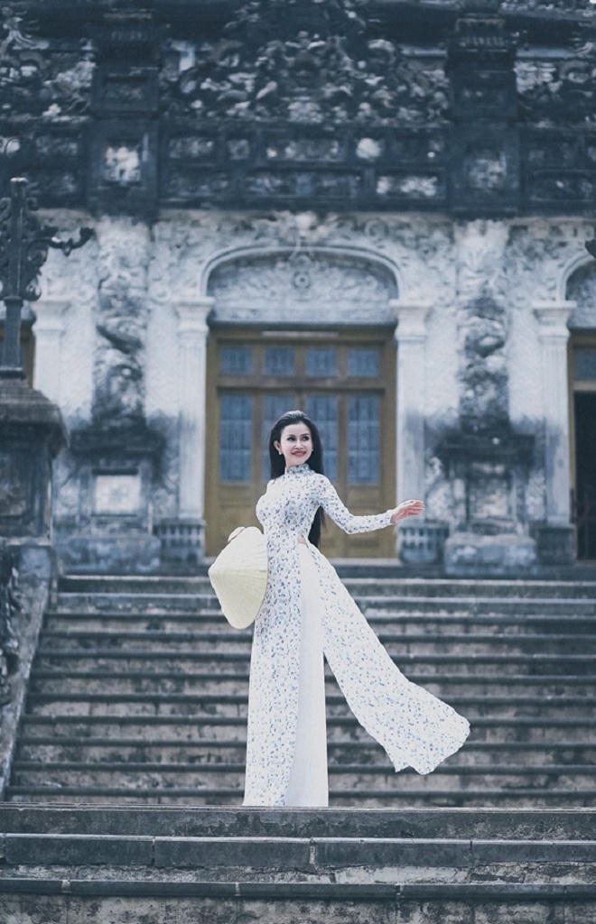 Janny Thủy Trần đẹp dịu dàng với áo dài giữa Huế mộng mơ