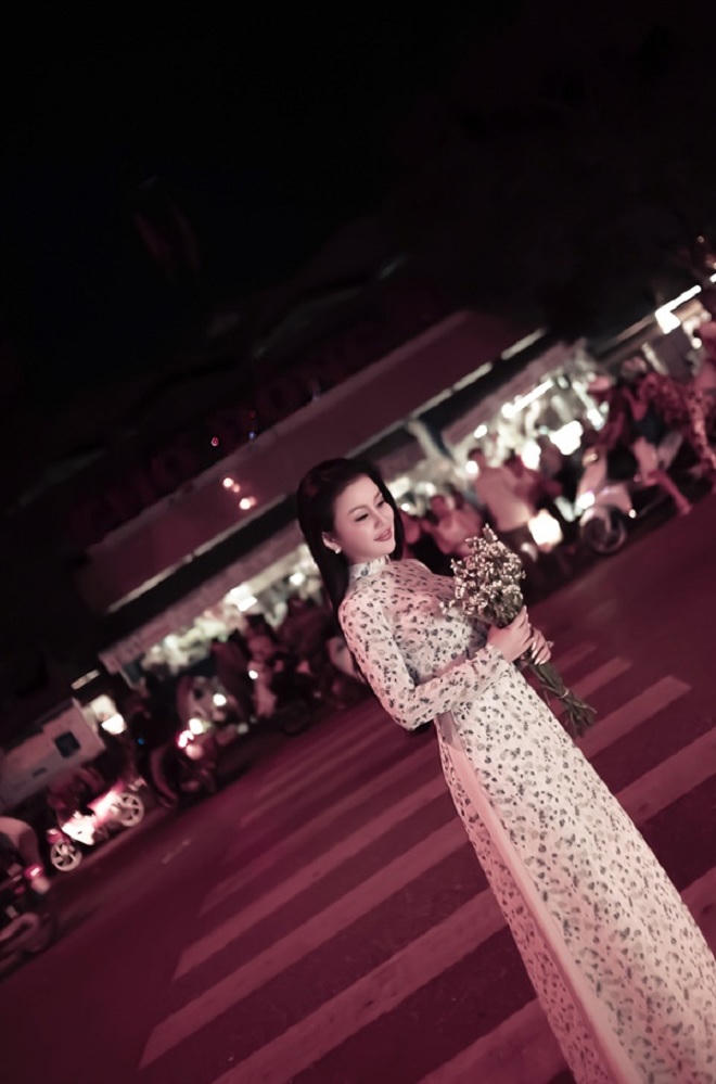 Janny Thủy Trần đẹp dịu dàng với áo dài giữa Huế mộng mơ