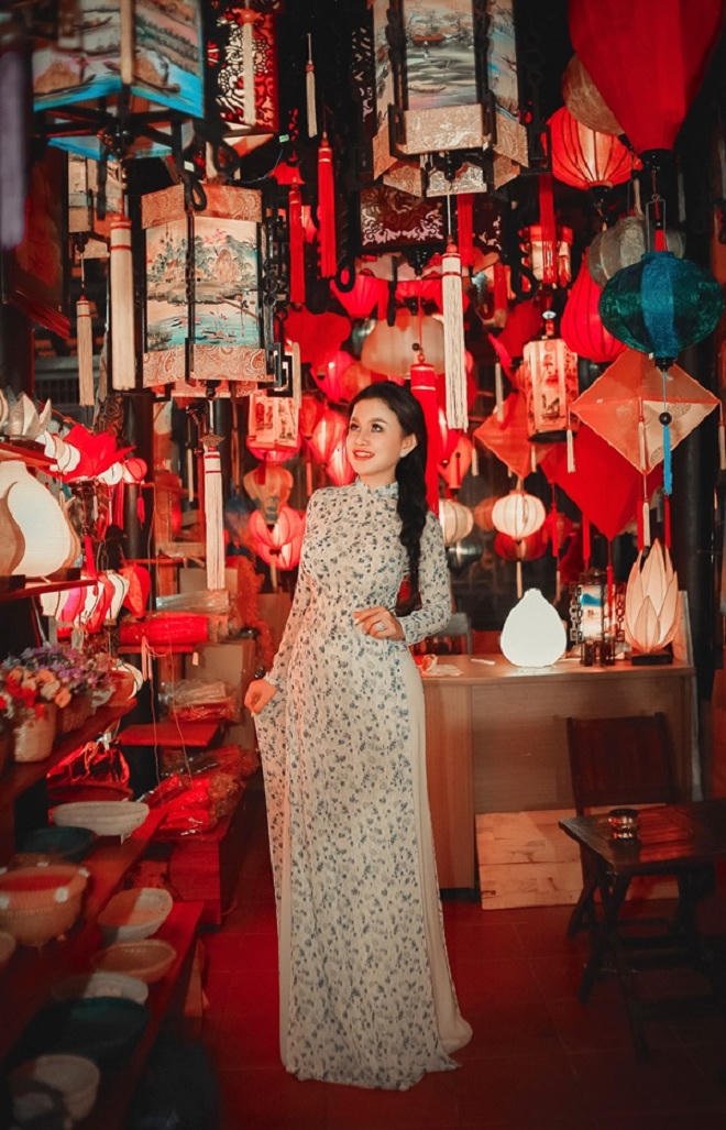 Janny Thủy Trần đẹp dịu dàng với áo dài giữa Huế mộng mơ
