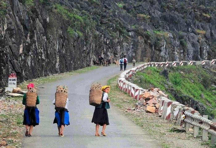 Kết quả hình ảnh cho con đường hạnh phúc hà giang