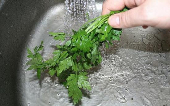 Kết quả hình ảnh cho rửa rau mùi bằng nước nóng