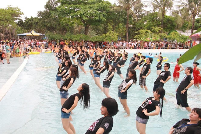 Công viên nước Hồ Tây giảm giá dịch vụ trước khi đóng cửa