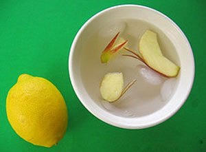 Kết quả hình ảnh cho cắt gọt lê táo trong bát nước