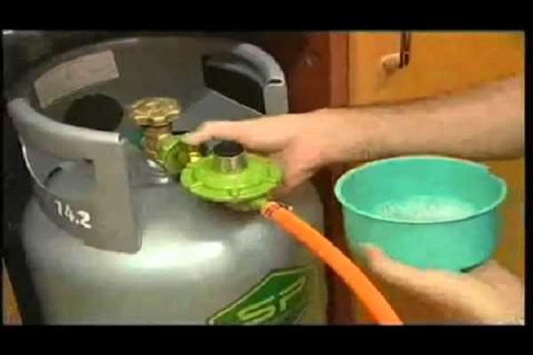 Kết quả hình ảnh cho Cách tự bảo vệ khi bình gas rò rỉ thử xà phòng