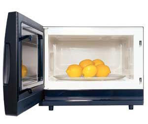 Kết quả hình ảnh cho Mẹo vắt chanh được nhiều nước Quay quả chanh trong lò vi sóng trước khi vắt