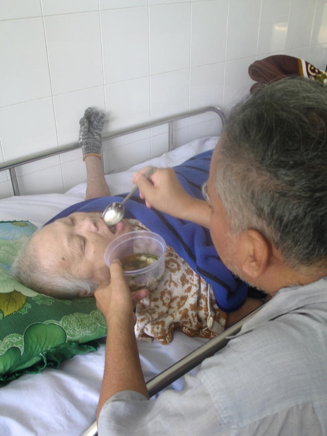 Cám cảnh con tâm thần, mẹ già liệt giường nương tựa vào nhau 