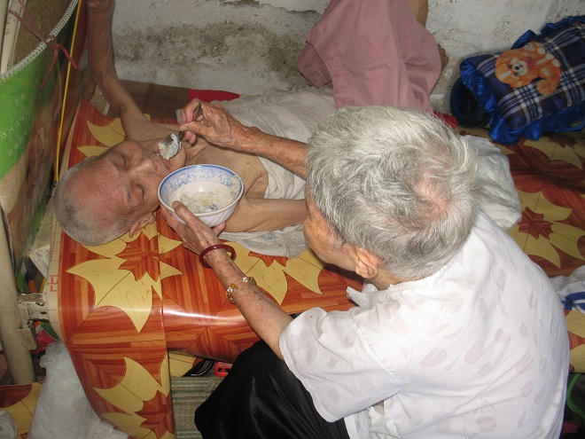 Xót xa cụ bà 85 tuổi nuôi chị tâm thần trong cảnh nghèo túng bệnh tật