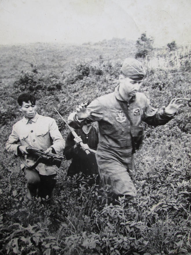 Tìm gặp người nông dân trong bức ảnh bắt phi công Mỹ trên đồi chè