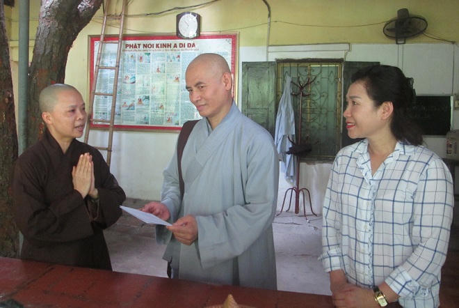 Nồi cháo từ thiện chốn cửa Phật giữa Hà Nội