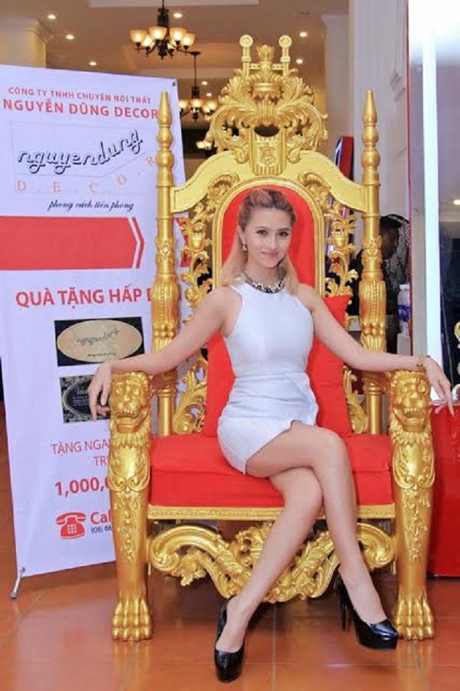 Việt My khoe dáng chuẩn eo thon tại sự kiện