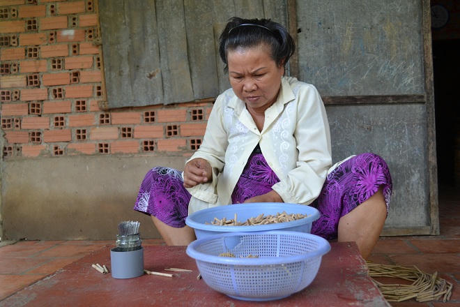 Người mẹ đi khắp nhà xác, đào bãi rác tìm tung tích con trai  