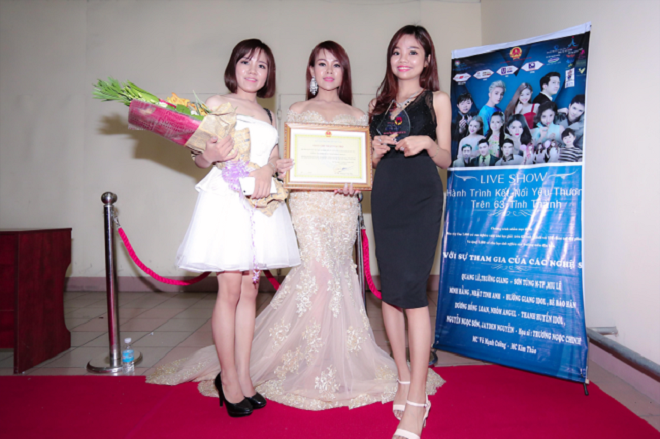 Nữ doanh nhân 9x cùng 'sao' Việt thắp sáng ước mơ 7.000 trẻ em nghèo