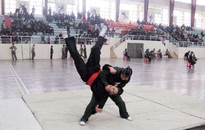 'Cô gái vàng' Pencak Silat nhọc nhằn bán báo dạo nuôi con