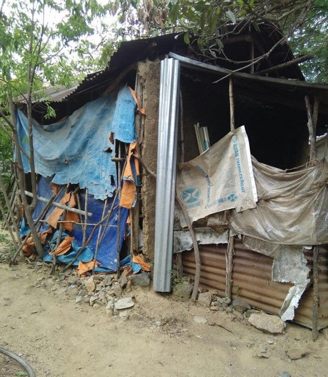 Xót xa cậu bé thiếu cha, vắng mẹ mò cua bắt ốc nuôi bà bệnh tật