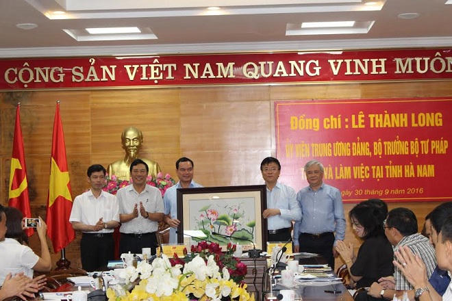 Bộ trưởng Lê Thành Long ghi nhận thành tích của Tư pháp Hà Nam