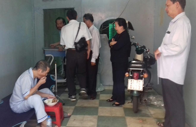 “Thương vụ” bất thường giữa ông cụ mất trí nhớ và người giúp việc