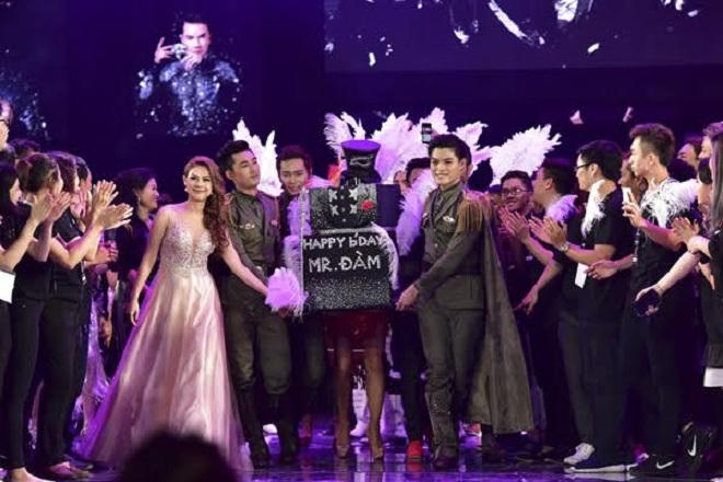 Mr Đàm được fan bí mật làm sinh nhật trong liveshow 12 tỷ