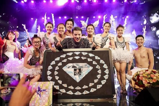 Mr Đàm được fan bí mật làm sinh nhật trong liveshow 12 tỷ