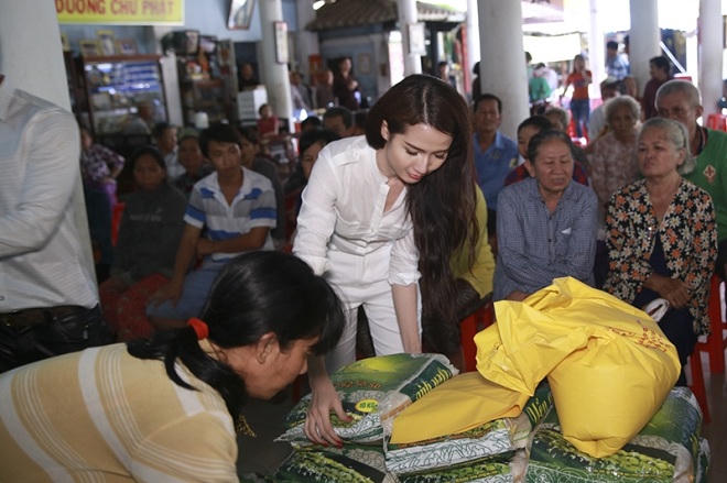 Phan Thị Mơ kỷ niệm sinh nhật bằng chuyến đi từ thiện ý nghĩa