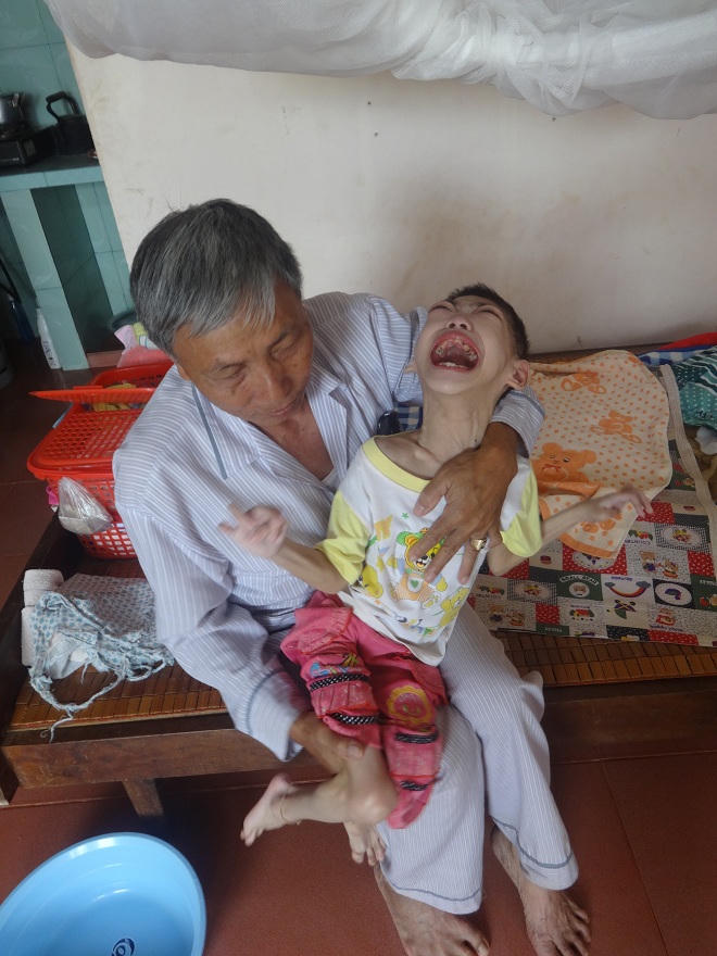 Tinh thần thép của cựu chiến binh nuôi mẹ già và 2 đứa cháu bất hạnh  