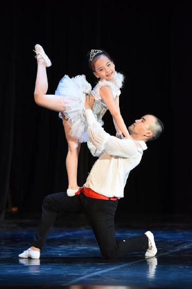 Diễn viên ballet nhí háo hức với “Kẹp hạt dẻ” 