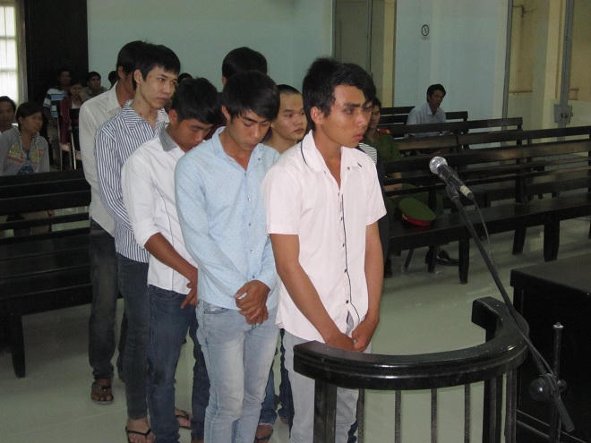 Em ẩu đả đi tù, chị còn 'đục nước béo cò' lừa 'chạy án'