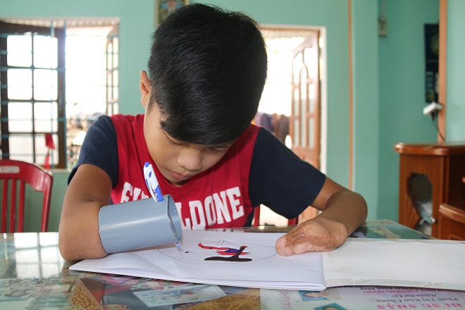 Ước mơ 'cậu bé lấy đá đập mìn' vẽ bằng tay ống nhựa