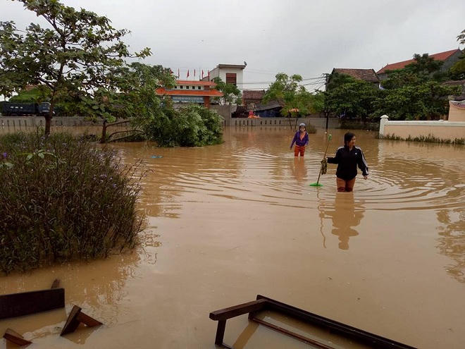 Cứu trợ khẩn cấp và đảm bảo an toàn cho người dân vùng lũ miền Trung 
