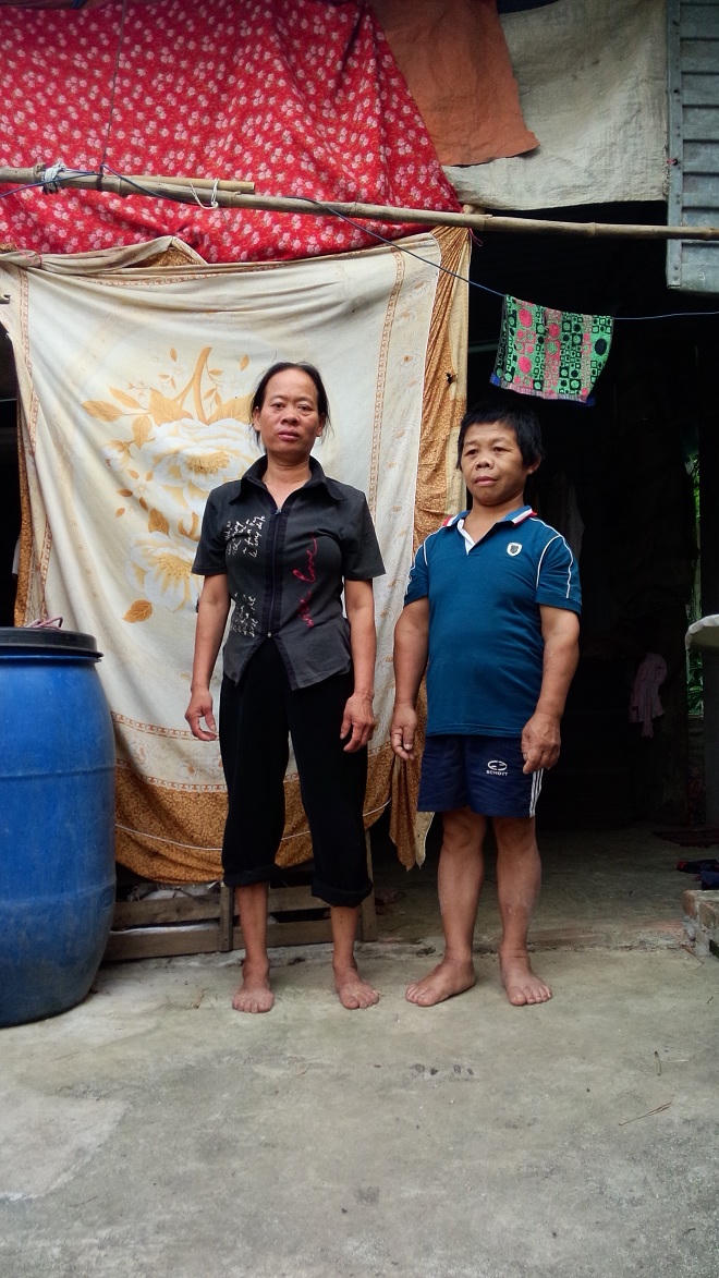 Xót xa cảnh vợ tý hon nuôi chồng thiểu năng trên đỉnh núi