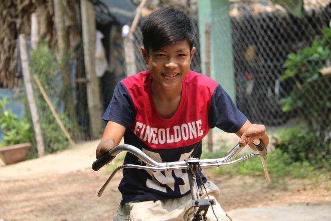 Ước mơ 'cậu bé lấy đá đập mìn' vẽ bằng tay ống nhựa