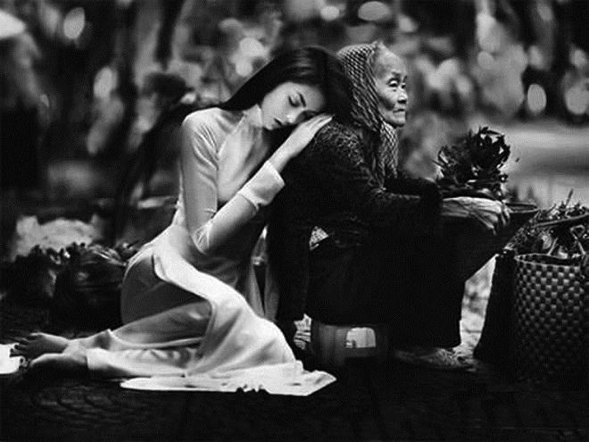 Người đàn ông cô đơn nuôi con bên bến sông