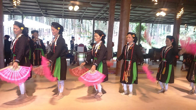 Cảm hứng với các tác phẩm điêu khắc trên đồi xanh