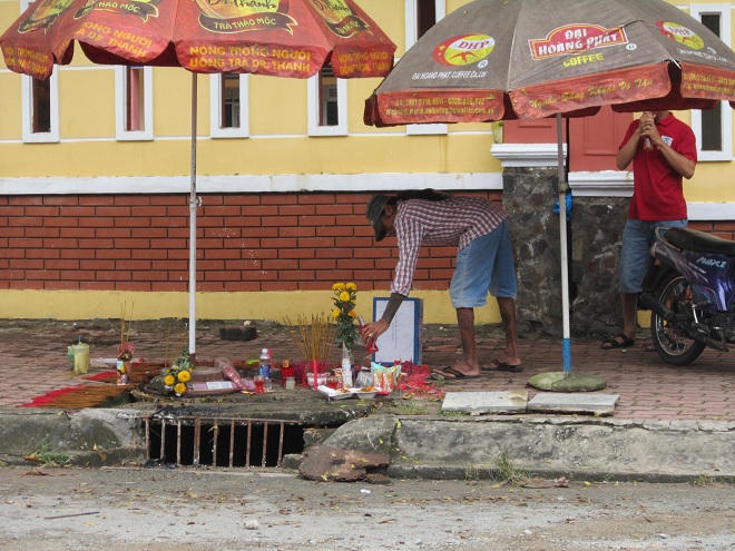 Giúp đẩy xe chết máy, đứa trẻ xấu số chết thảm vì bị nước cuốn xuống hố ga không rào chắn