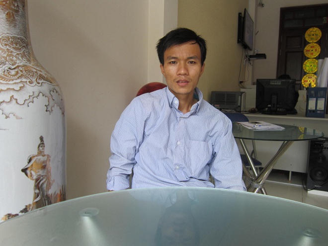 Giúp đẩy xe chết máy, đứa trẻ xấu số chết thảm vì bị nước cuốn xuống hố ga không rào chắn