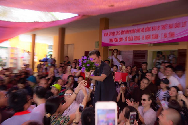 Mr.Đàm xúc động trong vòng tay yêu thương của người Hà Tĩnh