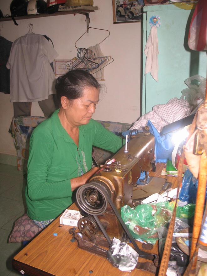 Nghị lực thép của người đàn bà chăm cháu mù lòa, lo chồng bệnh phổi