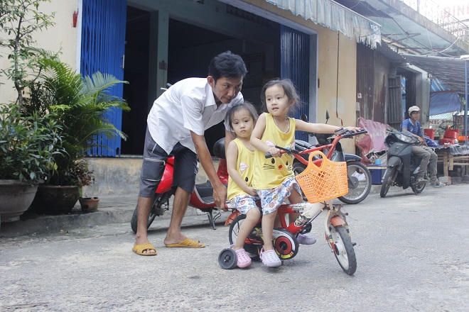 Người đàn ông bị vợ bỏ vì nghèo mắc trọng bệnh vẫn gắng nuôi 2 con