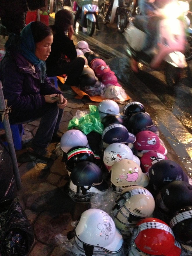 Bán rẻ mạng sống vì mũ bảo hiểm thành... mũ “nguy hiểm”