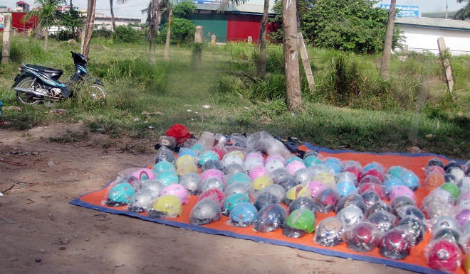 Bán rẻ mạng sống vì mũ bảo hiểm thành... mũ “nguy hiểm”