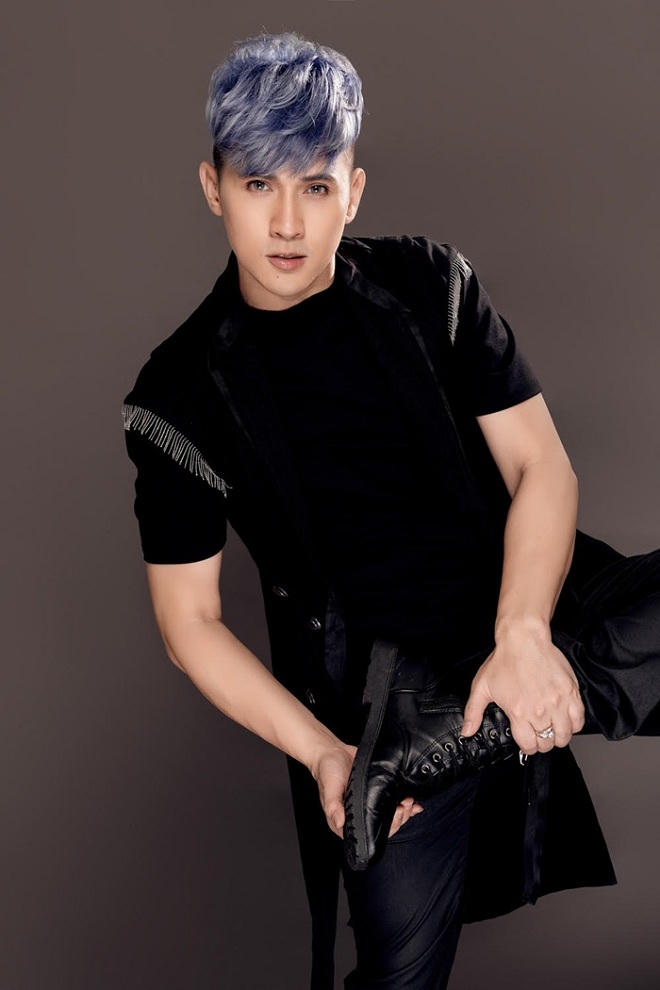 Nguyên Vũ lãng tử với tóc hồng lạ lẫm