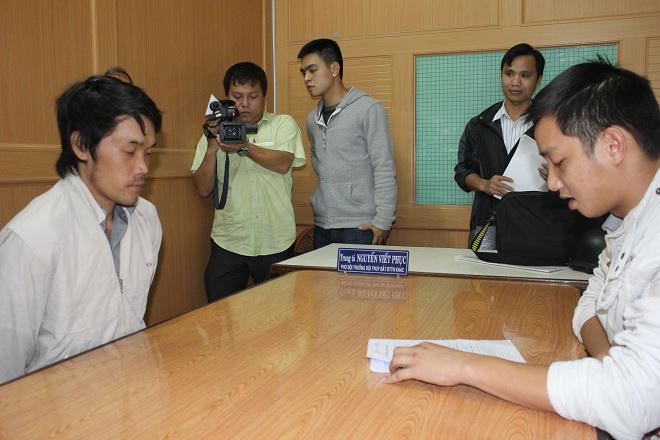 Tên cướp mù chữ 8 năm trốn nã chịu tra tay vào còng khi nghĩ đến gia đình